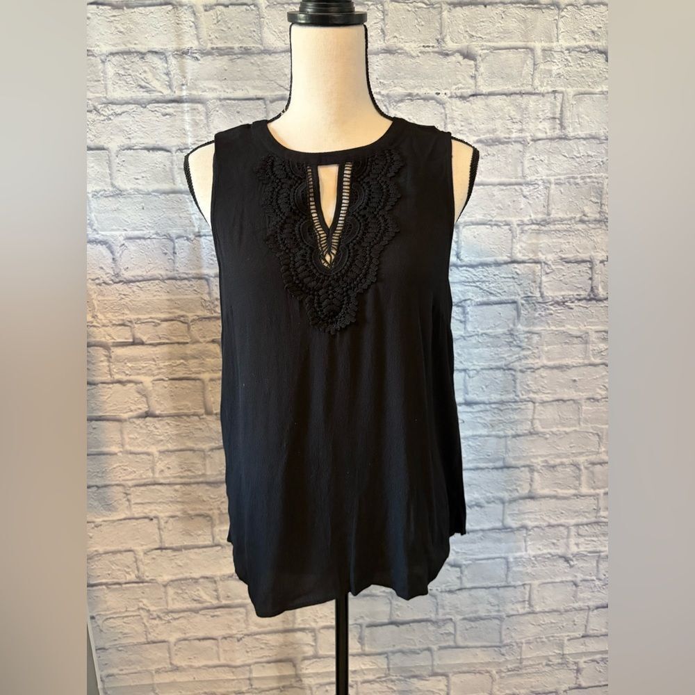 Chic Black Sleeveless Blouse with Lace Accent